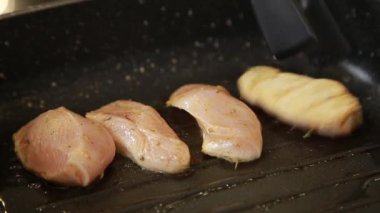 Otlu tavuk göğsü ve tavada kızartılmış baharat.