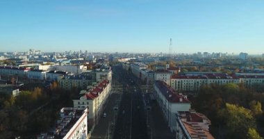 Minsk, Belarus - 10.2018 İnsansız Hava Aracı uçuşu Minsk 'in merkezinde güneşli bir sabah