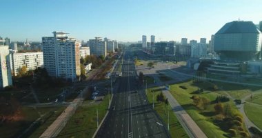 Minsk, Belarus - 10.2018 İnsansız Hava Aracı uçuşu Minsk 'in merkezinde güneşli bir sabah