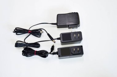 Beyaz arkaplanda siyah ile DC adaptörü