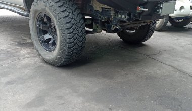 Yükselen arabanın ön tarafı, arabanın süspansiyonunu görebiliyor, off-road 'da yükseltilmiş..