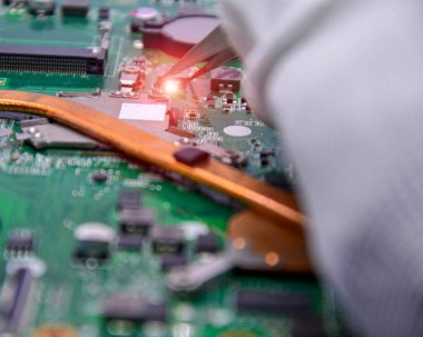 Ana kartı tamir eden tamirci olarak yan görünüm