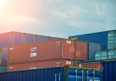 1-9-2022, Chonburi, Tayland, uluslararası sevkiyat için kullanılan büyük konteynırlar.