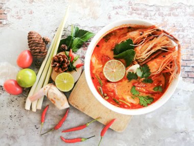 Tom Yum Goong tüm dünyada meşhur bir Tayland yemeğidir (Tom Yum Kung River).