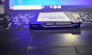 SSD sürücüleri bu günlerde çok popüler, SSD 'ler dizüstü bilgisayarlara yerleştiriliyor (bu fotoğraf koyu ve mavi ışık kullanmak için tasarlandı).