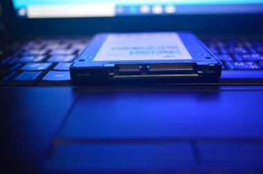 SSD sürücüleri bu günlerde çok popüler, SSD 'ler dizüstü bilgisayarlara yerleştiriliyor (bu fotoğraf koyu ve mavi ışık kullanmak için tasarlandı).