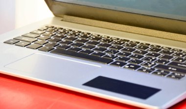 uzak beyaz dizüstü bilgisayar görünümü