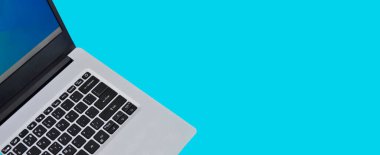 uzak beyaz dizüstü bilgisayar görünümü