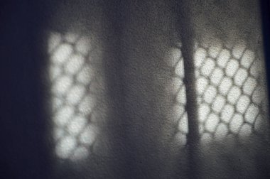 Kırmızı ışığın içinden geçtiği bir duvarın resmi. Arkaplan olarak kullan.).