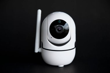 IP kamerası siyah arkaplana yerleştirildi