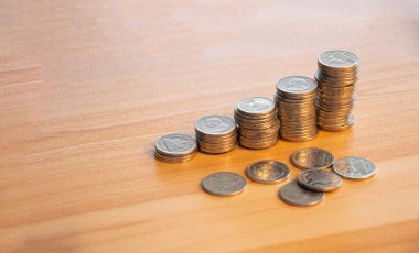 Katmanlı madeni paralar küçük para büyüme kavramından büyük işletme kârına kadar.