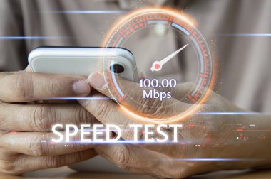 Hızlı internet bağlantısı en hızlı ağ bant genişliği teknolojisi adamı akıllı telefon ve dizüstü bilgisayarla yüksek hızlı internet kullanıyor. 5G kalite, hız optimizasyonu.