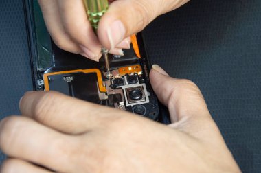 Üst görünüm, tamirci akıllı telefonu tamir ediyor
