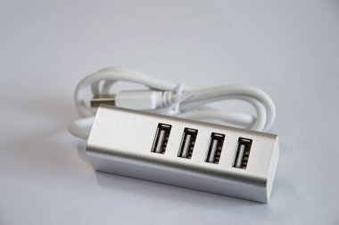 USB merkezi, 4 portlu, gümüş, beyaz arka plana yerleştirilmiş.