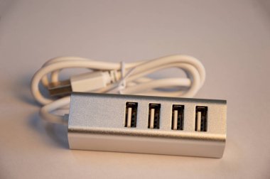 USB merkezi, 4 portlu, gümüş, beyaz arka plana yerleştirilmiş.