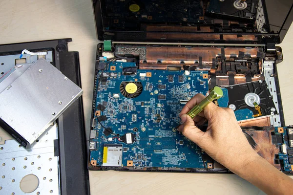 Vista Superior Mecánico Reparación Ordenador Portátil Disco Duro Cpu —  Fotos de Stock