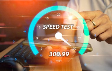 Hızlı internet bağlantısı en hızlı ağ bant genişliği teknolojisi adamı akıllı telefon ve dizüstü bilgisayarla yüksek hızlı internet kullanıyor. 5G kalite, hız optimizasyonu.