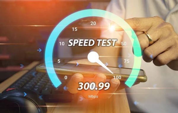 Hızlı internet bağlantısı en hızlı ağ bant genişliği teknolojisi adamı akıllı telefon ve dizüstü bilgisayarla yüksek hızlı internet kullanıyor. 5G kalite, hız optimizasyonu.