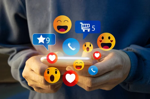 Sosyal medya ve çevrimiçi dijital konsept, sosyal medyada akıllı telefon kullanan adam. Tatil yaşam tarzı ve sosyal medya oyun konsepti, sosyal uzaklık, ev kavramından çalışma.