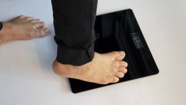 Kapalı terazinin üzerinde metin için yer var. Kilolu ya da zayıf olma sorunu