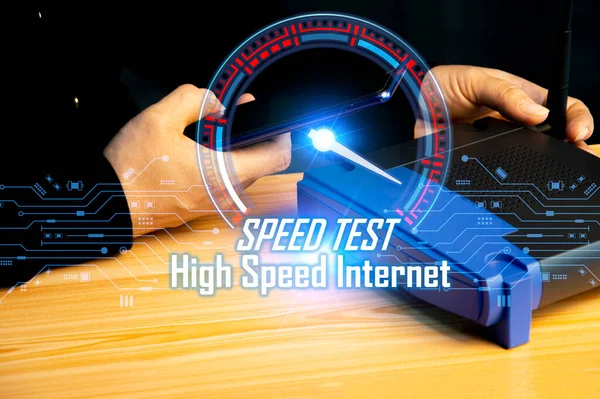 Süper hızlı internet bağlantısı en hızlı bant genişliği ağ teknolojisi, akıllı telefon ve dizüstü bilgisayarla internet hızını kullanan adam, 5G kalite, hız optimizasyonu.