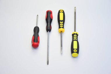 Beyaz arka planda bir tornavida.