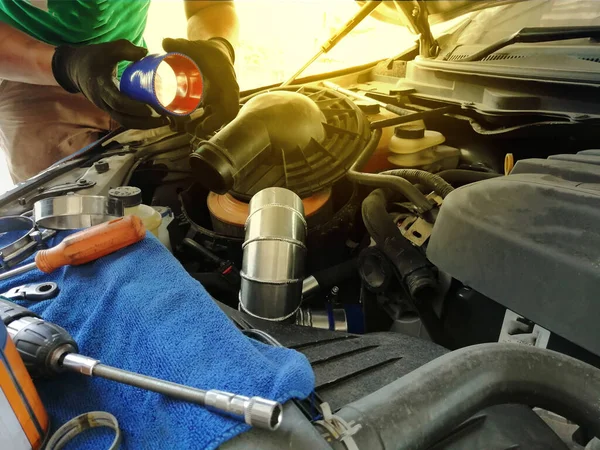 Técnico Reparando Motor Verificando Mudança Óleo Motor — Fotografia de Stock