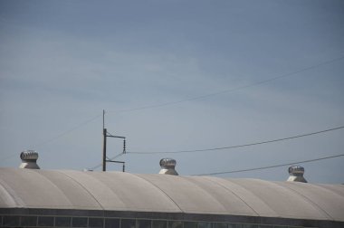 Çatıya havalandırma türbini yerleştir..