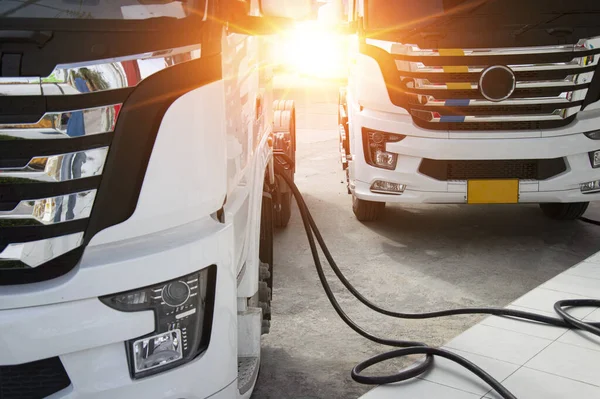 Elektrikli arabalara ve elektrikli kamyonlara dönüşmek popüler bir kavram. Şarj istasyonlarına daha fazla talep var..
