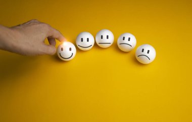 Kullanıcılar müşteri memnuniyeti anketi konsepti için çevrimiçi başvuruda servis deneyimini derecelendirdiler.