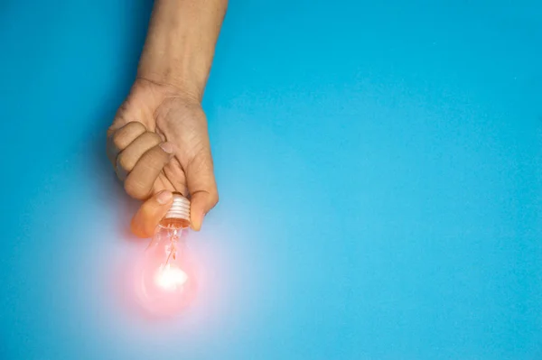 上から電球を保持する男性の手 — ストック写真