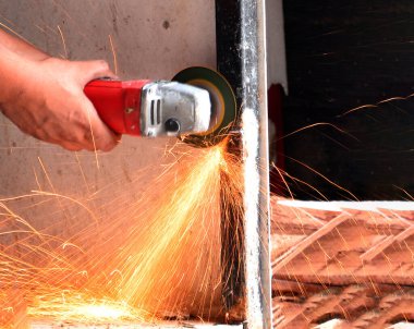 Bir tamirci öğütücü kullanıyordu ve bir sürü kıvılcım belirdi..