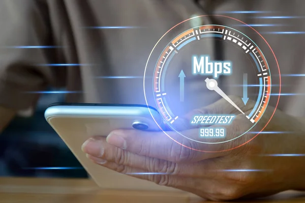 Hızlı internet bağlantısı en hızlı ağ bant genişliği teknolojisi adamı akıllı telefon ve dizüstü bilgisayarla yüksek hızlı internet kullanıyor. 5G kalite, hız optimizasyonu.