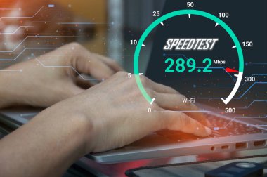 Hızlı internet bağlantısı en hızlı ağ bant genişliği teknolojisi adamı akıllı telefon ve dizüstü bilgisayarla yüksek hızlı internet kullanıyor. 5G kalite, hız optimizasyonu.