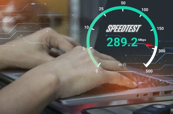 Hızlı internet bağlantısı en hızlı ağ bant genişliği teknolojisi adamı akıllı telefon ve dizüstü bilgisayarla yüksek hızlı internet kullanıyor. 5G kalite, hız optimizasyonu.