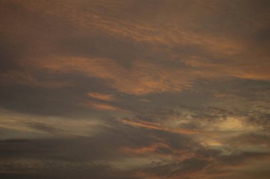 Akşam gökyüzü güneş batarken