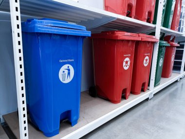 Çeşitli renkte çöp tenekeleri farklı çöp türleri.
