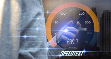 Hızlı internet bağlantısı en hızlı ağ bant genişliği teknolojisi adamı akıllı telefon ve dizüstü bilgisayarla yüksek hızlı internet kullanıyor. 5G kalite, hız optimizasyonu.