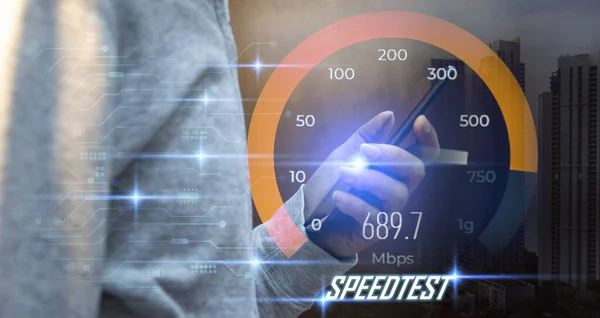 Hızlı internet bağlantısı en hızlı ağ bant genişliği teknolojisi adamı akıllı telefon ve dizüstü bilgisayarla yüksek hızlı internet kullanıyor. 5G kalite, hız optimizasyonu.