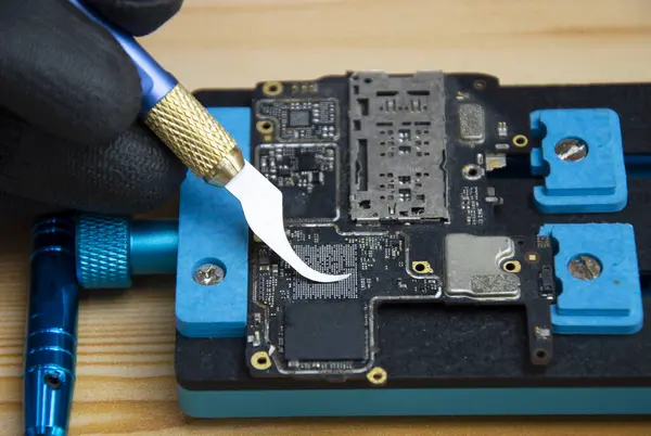 Técnico Está Reparando Placa Base Smartphone Reparación Circuitos —  Fotos de Stock