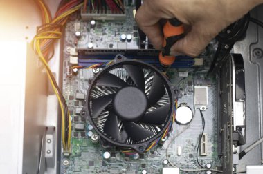 Teknisyenler bilgisayar ana kartlarını onarıyor, monte ediyorlar..