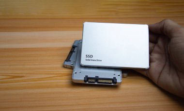 Tahta yüzeye yerleştirilen SSD disk sürücüsü, yüksek hızlı SSD, SSD sata portu