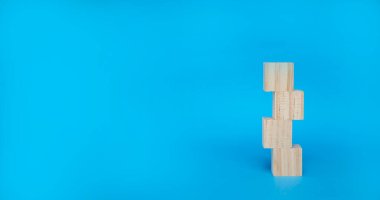 Mavi arkaplanda kübik ahşap blok