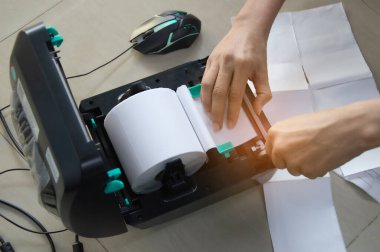 Üst Manzara. Yazıcı, etiket yazıcısı tamir teknisyeni.