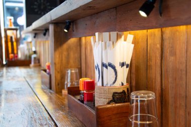 Japon ramen restoranının köşesinde yemek yiyorum.