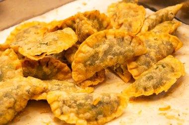 Frenk soğanı, Teochew halkının bir çeşit un tatlısıdır. Hamur, muhallebi nişastasıyla karıştırılmış pirinç unundan yapılır. Dolgu yeşil soğandan yapılır..