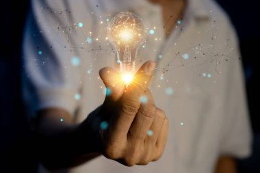 Yenilikçi teknoloji ve yaratıcılıkla aydınlatılmış yeni fikirlerin erkek eli.