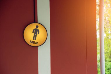 Erkekler için tuvalet tabelası, turuncu tabela.