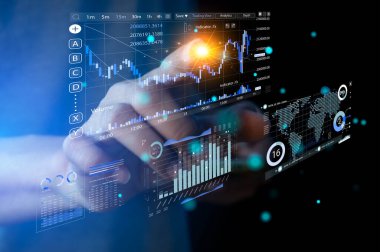 Veri analizi fikirleri ticareti. Yatırım ticaretinde yapay zekanın kullanıldığını gösteren yapay zeka ile veri tablosu üzerinde çalışan iş adamı. dijital dönüşüm teknolojisi