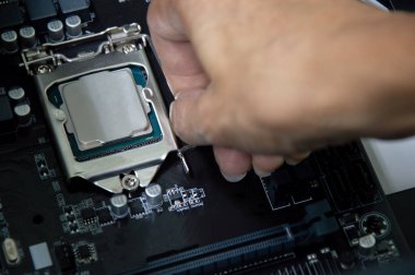 Teknisyenler bilgisayar kuruyor, monte ediyor ve onarıyor.